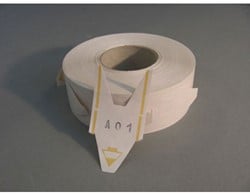 Volgnummeretiket + pijl geel op rol 2000 stuks