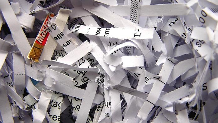 Hoe verwijdert u vastgelopen papier uit uw papiervernietiger?